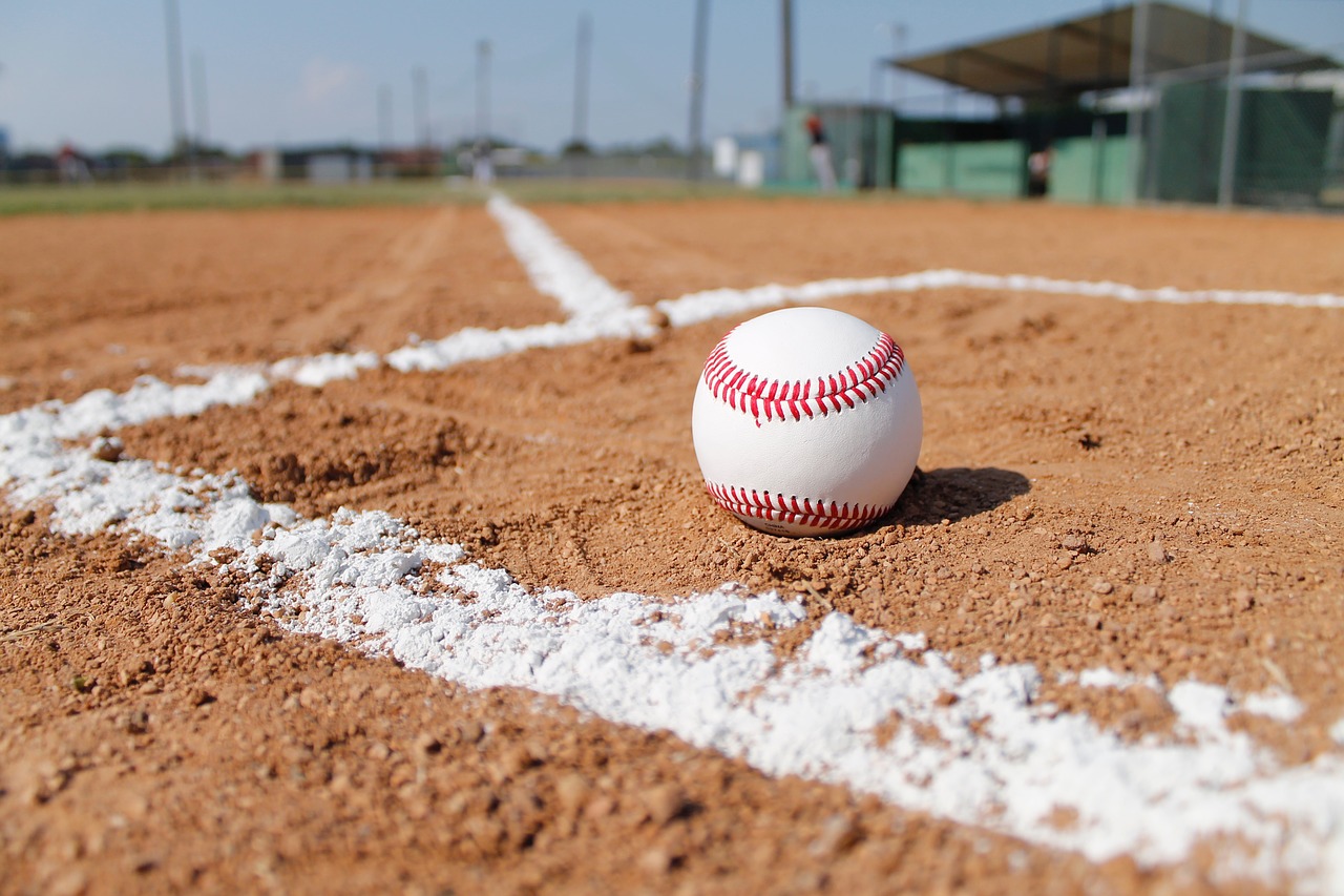 caída libre de una pelota de béisbol